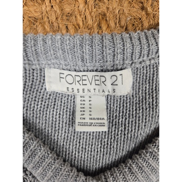 Vintage FOREVER 21 ESSENTIALS Womens Gray Cable Knit Button Cardigan Sweater S - Picture 2 of 9